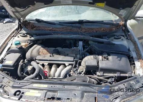 2004 Volvo V70 2.4 из США, поврежденный, VIN YV1SW61T542451108